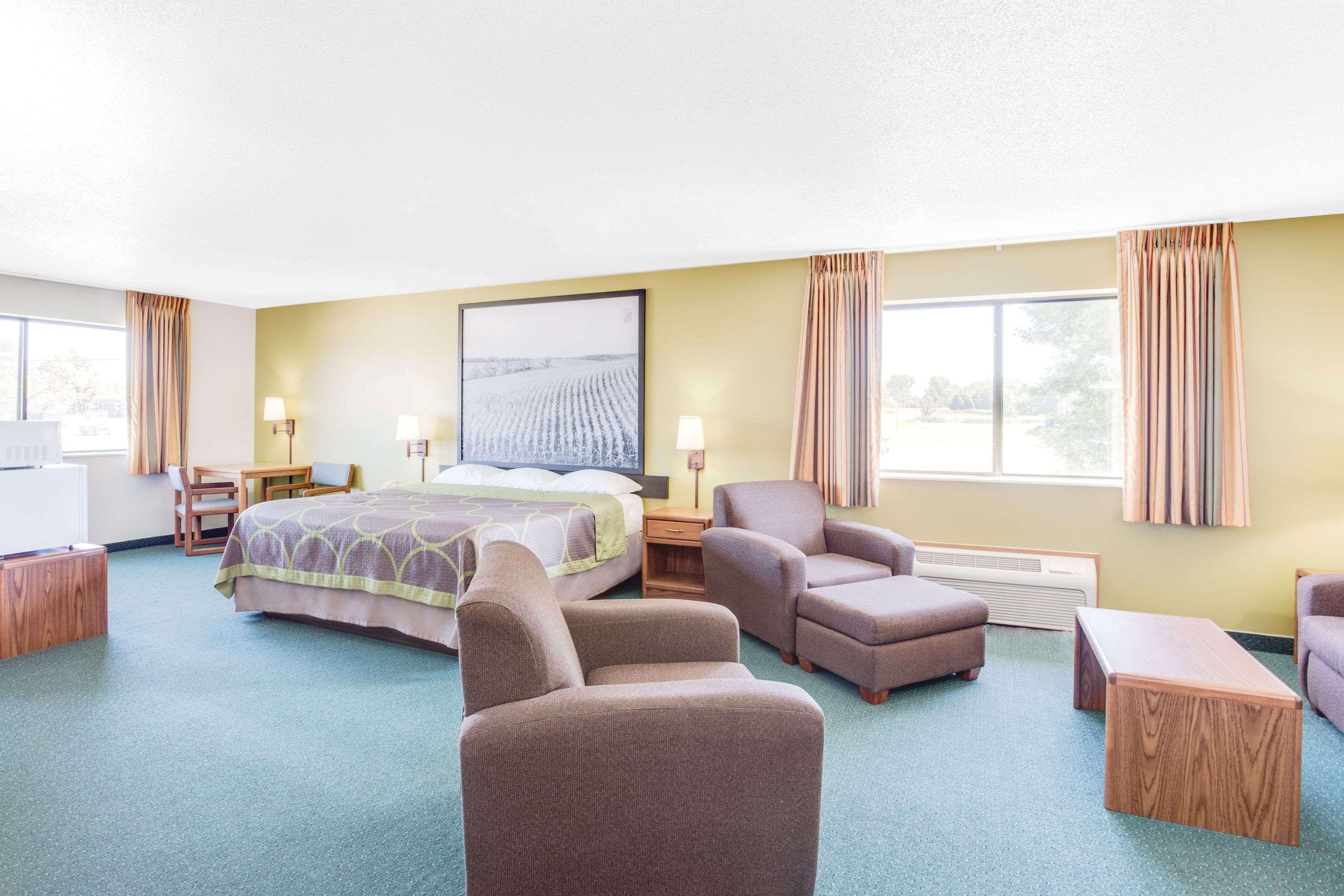 Super 8 By Wyndham Oelwein Otel Dış mekan fotoğraf