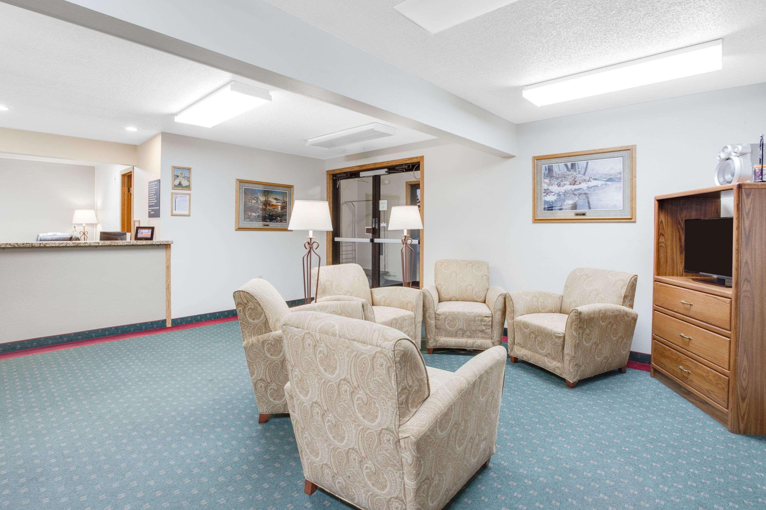 Super 8 By Wyndham Oelwein Otel Dış mekan fotoğraf
