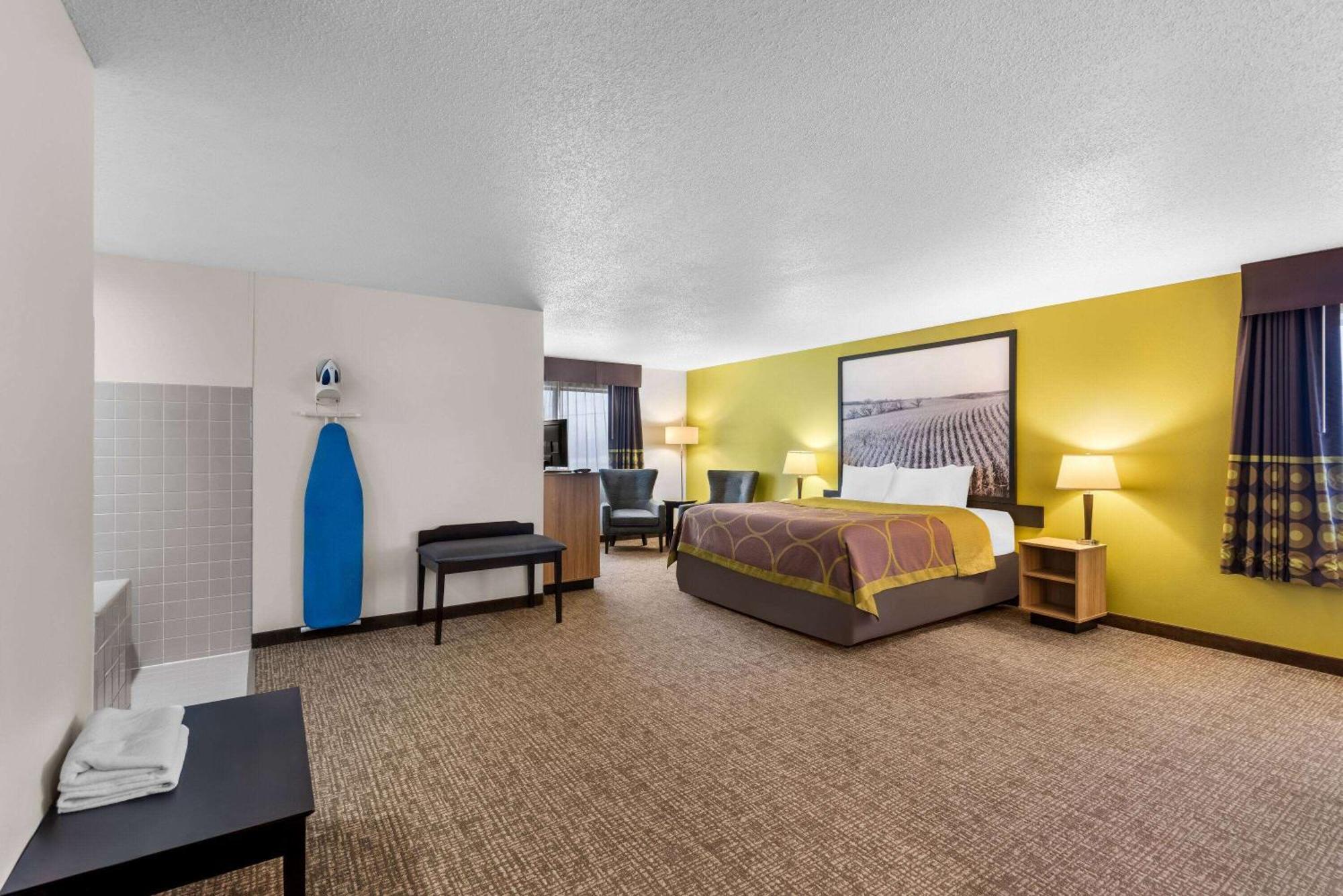 Super 8 By Wyndham Oelwein Otel Dış mekan fotoğraf