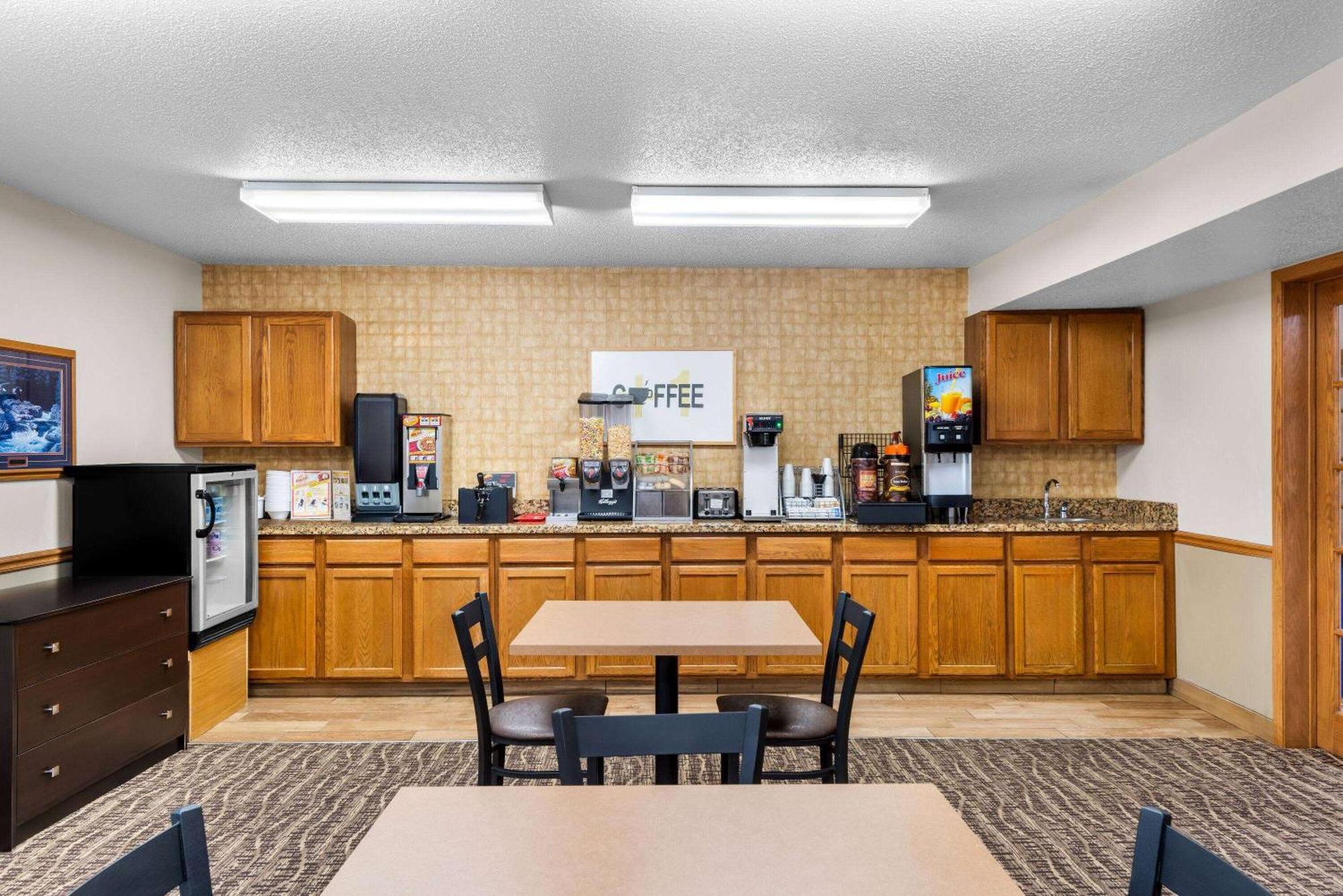 Super 8 By Wyndham Oelwein Otel Dış mekan fotoğraf